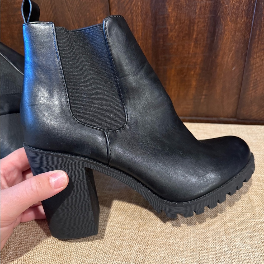 Soda “Glove” Black Block-Heel Chelsea Booties — Women’s US 9 (EUC, Worn 1×)